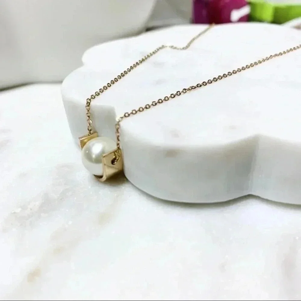 SINGLE Floating Pearl Necklace